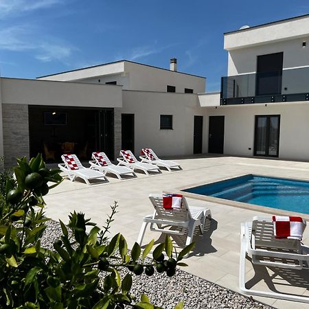 Villa Mare - Modern Villa With Swimming Pool And Jacuzzi Pula Zewnętrze zdjęcie