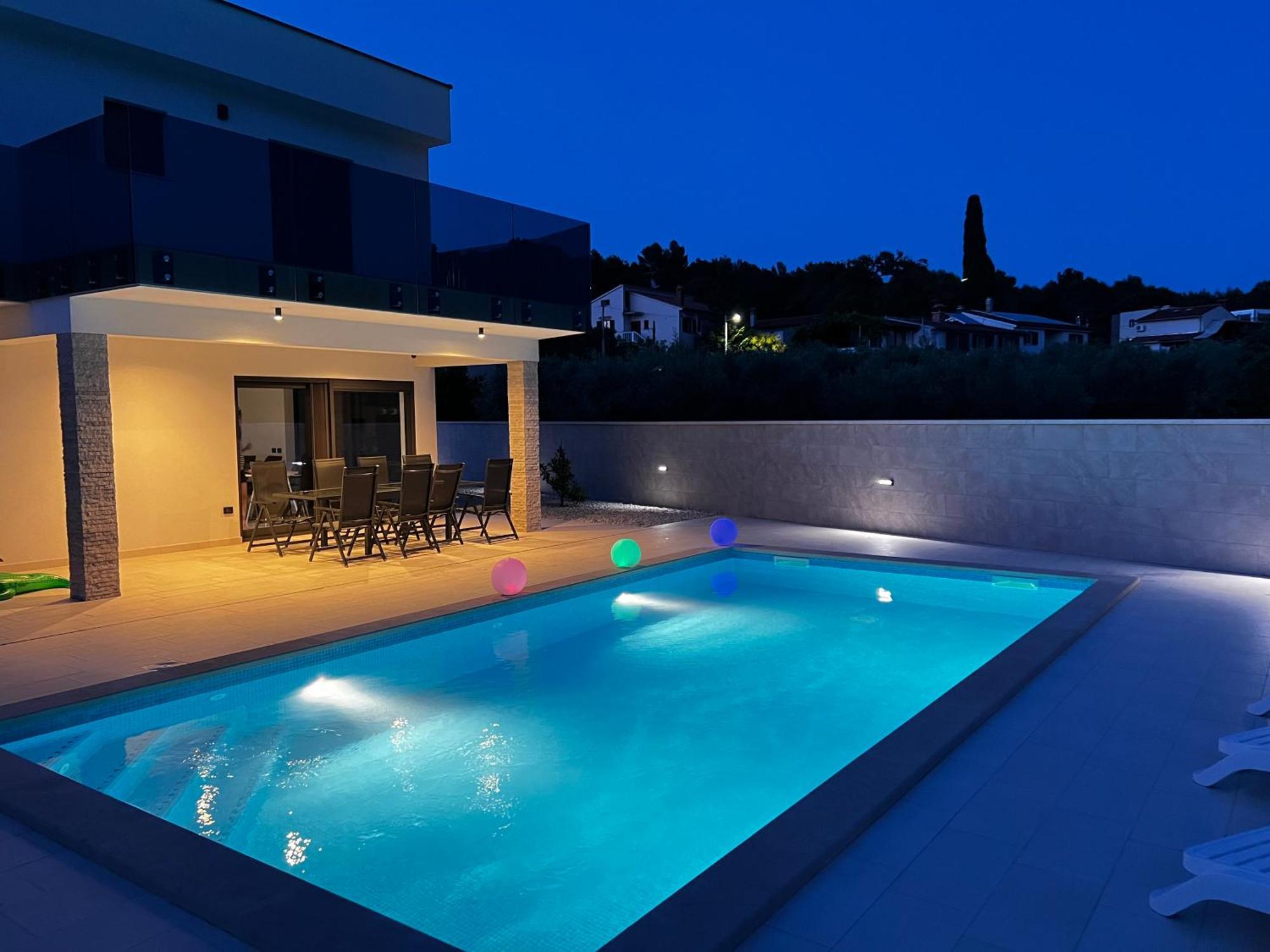 Villa Mare - Modern Villa With Swimming Pool And Jacuzzi Pula Zewnętrze zdjęcie